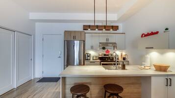 Réfrigérateur, micro-ondes, four, plaque de cuisson