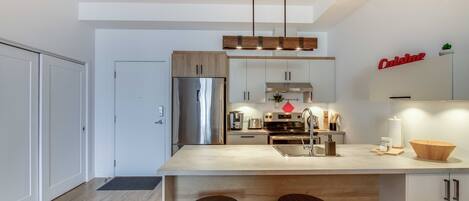 Réfrigérateur, four à micro-ondes, un four, surface de cuisson