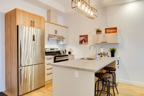 Jääkaappi, mikroaaltouuni, uuni, liesi