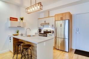 Fridge, microwave, oven, stovetop - L'île-Do | condos neufs sur l'ile d'Orléans, The Bouquet - 801 (Saint-Pierre-de-l'Île-d'Orléans)