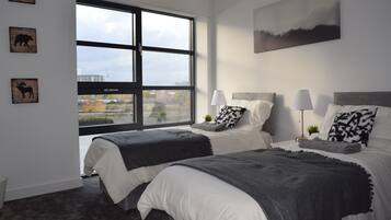 3 dormitoris, planxa i posts de planxar i un bressol de viatge