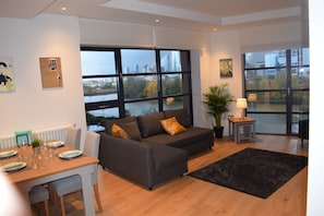 Flat-screen TV, DVD player, table football, ping pong - Luxury New and Spacious 3 Bedroom, 2 Bathroom, Riverside Apt, Canary Wharf, E14 (London)