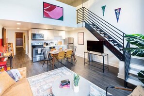 TV - Sosuite | 3BR Loft w Gym, Lounge, Shared Laundry (Philadelphia)