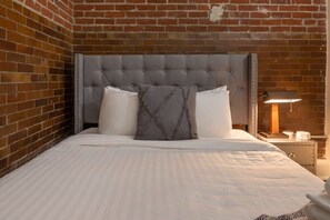 3 habitaciones, tabla de planchar con plancha, wifi y ropa de cama