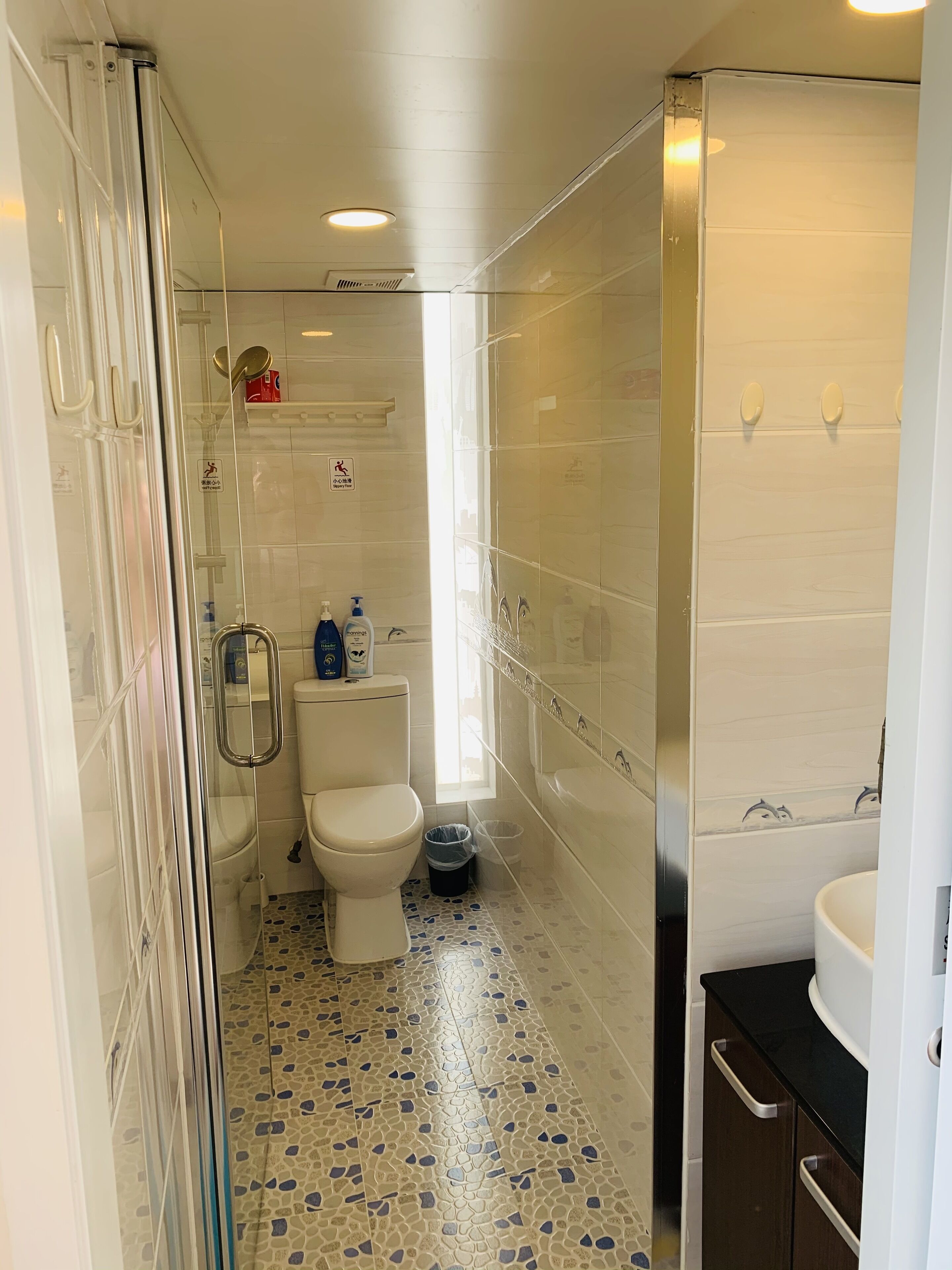 基础四人房, 2 间卧室, 无烟房, 山景（预订后请务必与酒店联络以取得详细的入住指示） | 浴室 | 淋浴设施、拖鞋、毛巾