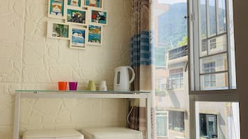 Basic-Vierbettzimmer, 2 Schlafzimmer, Nichtraucher, Bergblick | Verdunkelungsvorhänge, Bügeleisen/Bügelbrett, kostenloses WLAN