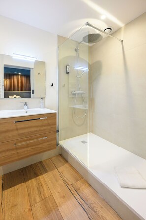 Habitación Signature doble, 1 cama doble o 2 individuales | Baño | Artículos de higiene personal ecológicos, secador de pelo y jabón