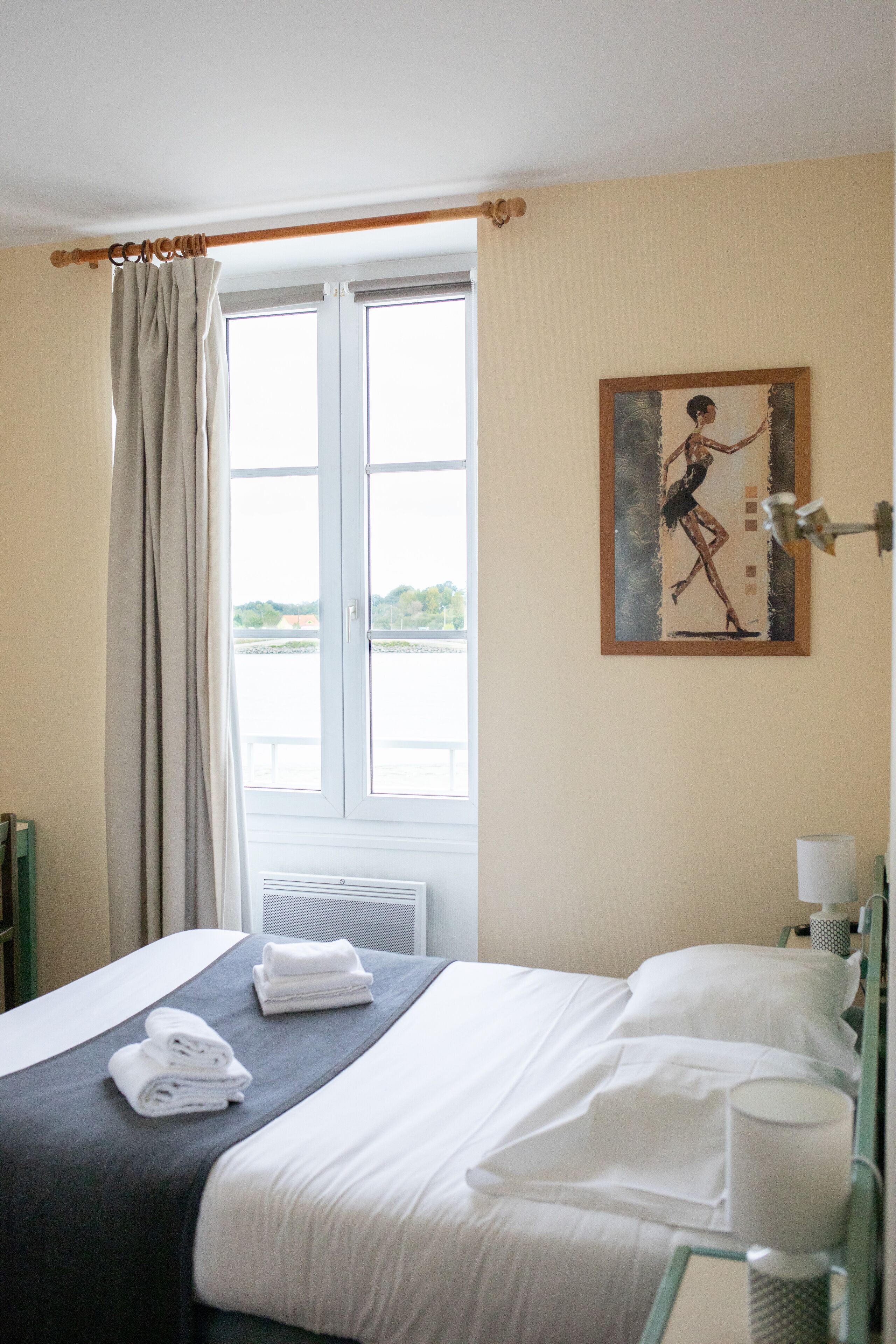 Ropa de cama de alta calidad, escritorio y cortinas blackout 