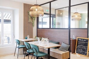 حيث تُقدم وجبات الإفطار، الغداء، العشاء، الأ طباق الفرنسية