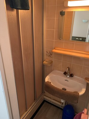 Economy Triple Room, Courtyard View | Bathroom