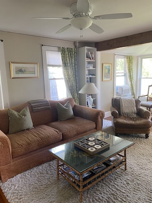 Smart TV, foosball, books, stereo - Stockbridge Village Cottage With Mountain View’s and walk to town (Stockbridge)