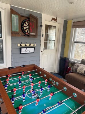 Games room - Stockbridge Village Cottage With Mountain View’s and walk to town (Stockbridge)