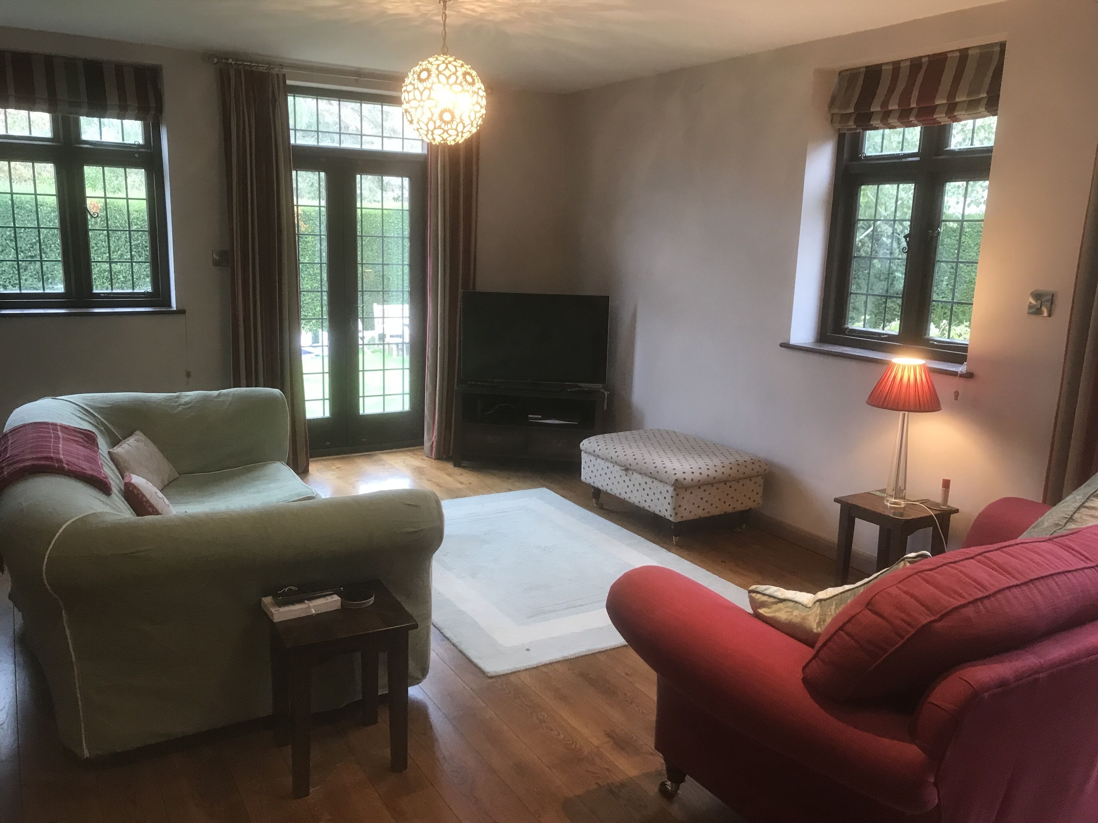 Smart-TV, peis, DVD-spiller og bøker