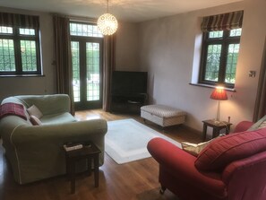 Smart TV, lareira, DVD player, livros