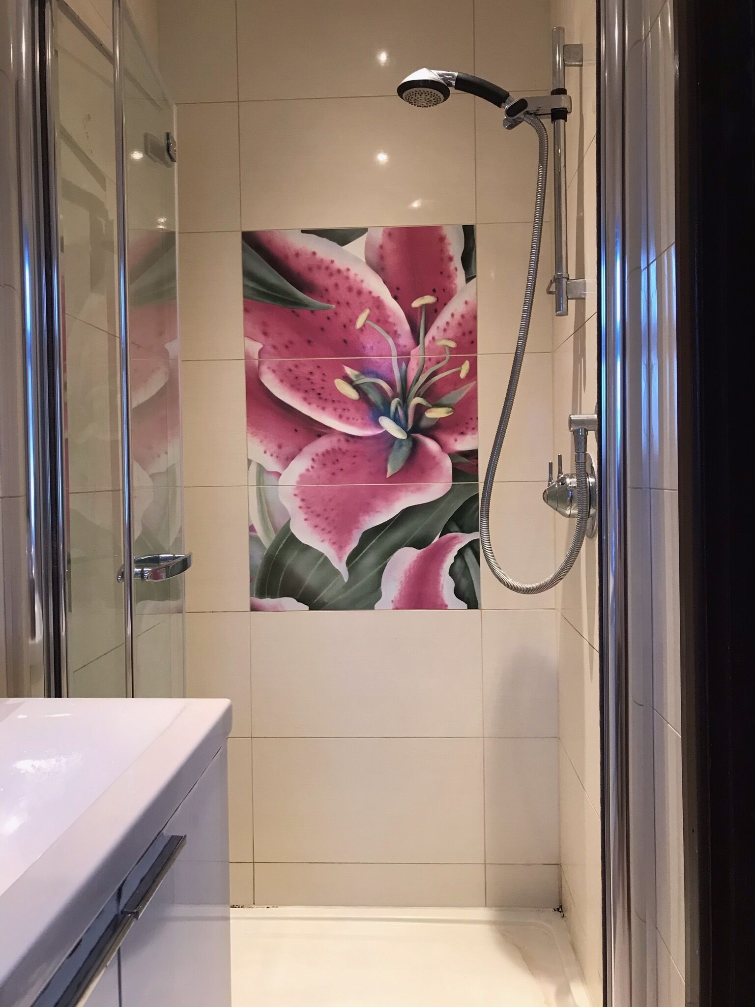 Double bedroom 2's ensuite.