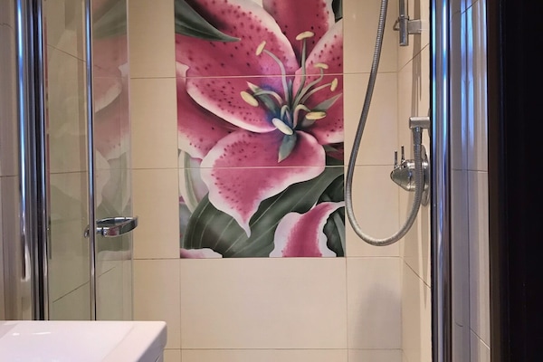 Double bedroom 2's ensuite.