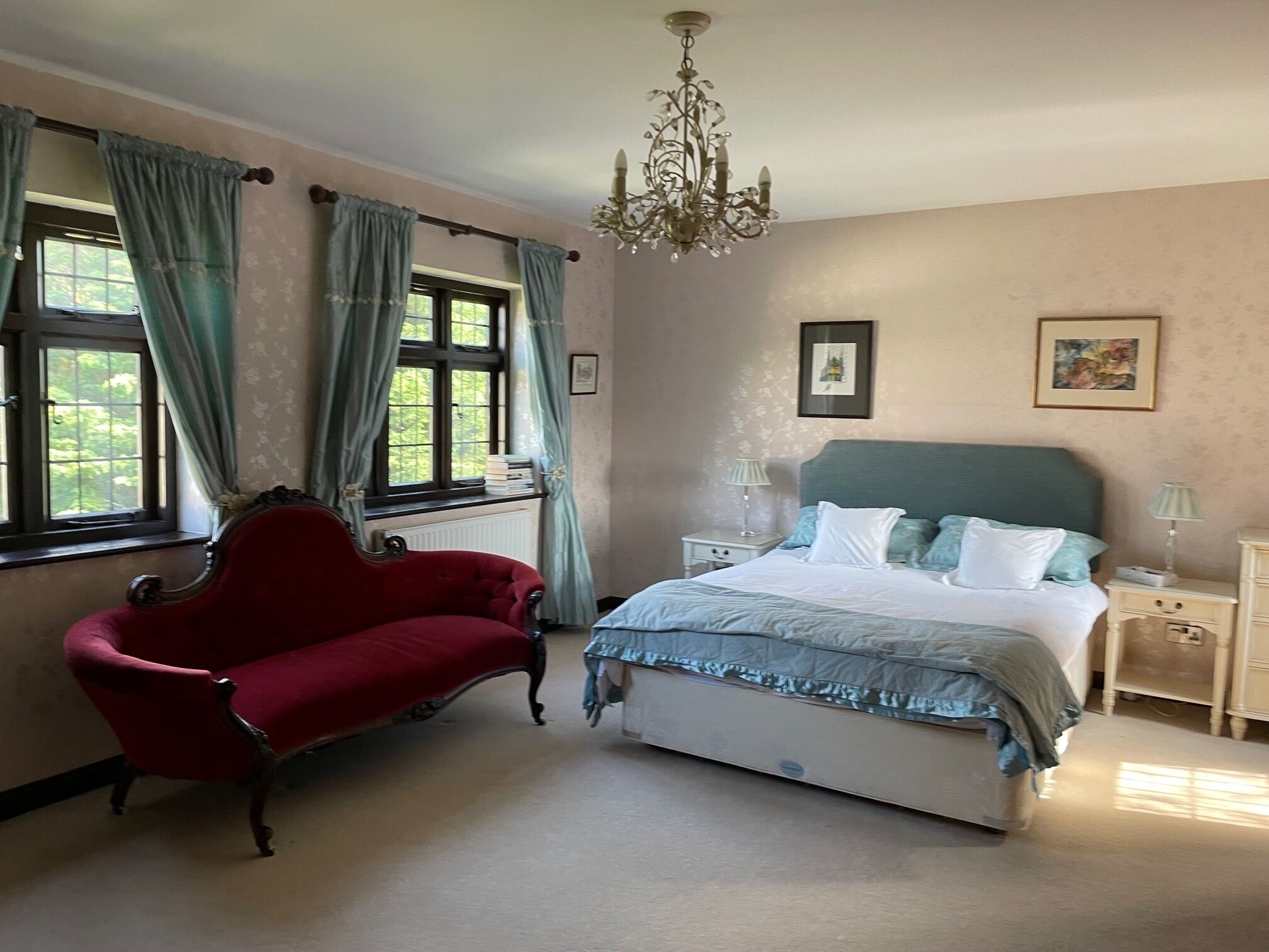 6 soverom, skrivebord, strykejern/-brett og reiseseng for barn