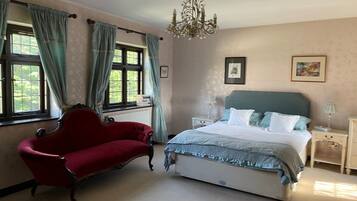 6 Schlafzimmer, Schreibtisch, Bügeleisen/Bügelbrett, Reisekinderbett