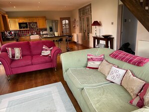 Smart-TV, Kamin, DVD-Player, Bücher