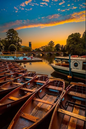 Marina. Striking home IN Stratford-on-Avon, a stroll to all key attractions.Sleeps 14-15