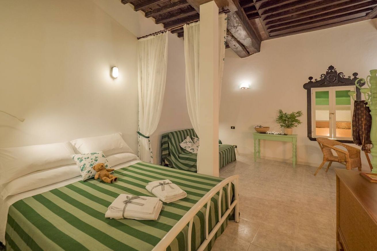 1 bedroom, travel cot, free WiFi, bed sheets