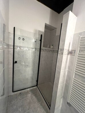 Shower, hair dryer, bidet, towels - Picabon Apartment with AC Balcony (Monterosso al Mare)