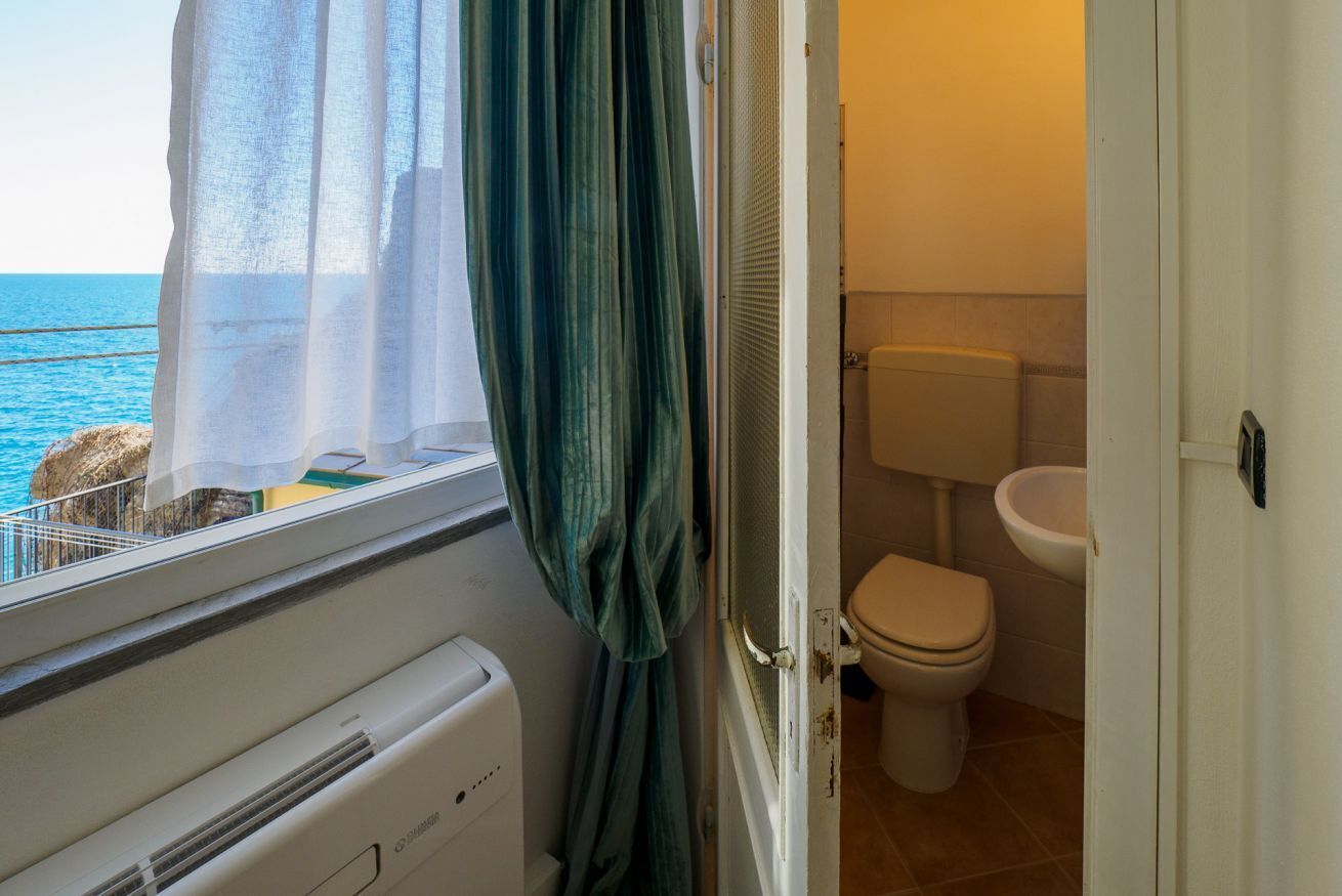 Dusche, umweltfreundliche Kosmetikartikel, Haartrockner, Bidet