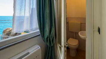 Dusche, umweltfreundliche Kosmetikartikel, Haartrockner, Bidet