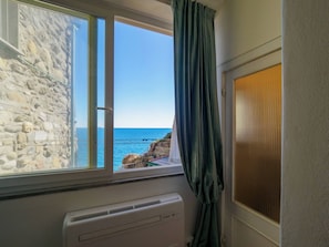 Interior - Ventu de Ma Sea View Room #3 (Vernazza)