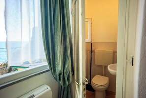 Bruser, miljøvenlige toiletartikler, hårtørrer, bidet