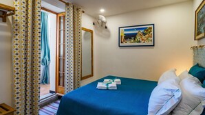 Unclassified image, 2 of 19, button - Ventu de Ma Sea View Room #3 (Vernazza)