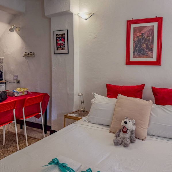 2 bedrooms, travel cot, free WiFi, bed sheets