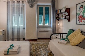 2 Schlafzimmer, Reisekinderbett, kostenloses WLAN, Bettwäsche