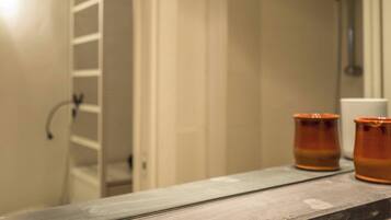 Een douche, milieuvriendelijk toiletgerief, een haardroger, een bidet