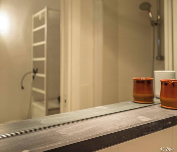 Dusche, umweltfreundliche Kosmetikartikel, Haartrockner, Bidet