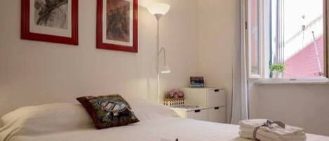 2 bedrooms, travel cot, free WiFi, bed sheets