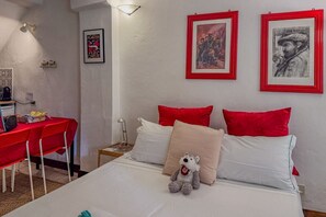 2 bedrooms, travel cot, free WiFi, bed sheets