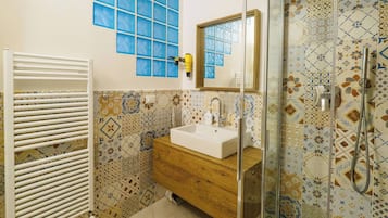 Bruser, miljøvenlige toiletartikler, hårtørrer, bidet