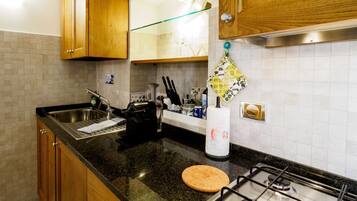 Coffee/tea maker, fridge, stovetop, electric kettle
