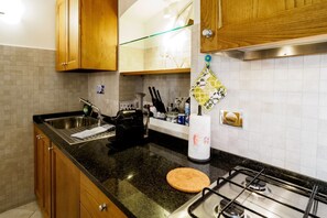 Coffee/tea maker, fridge, stovetop, electric kettle