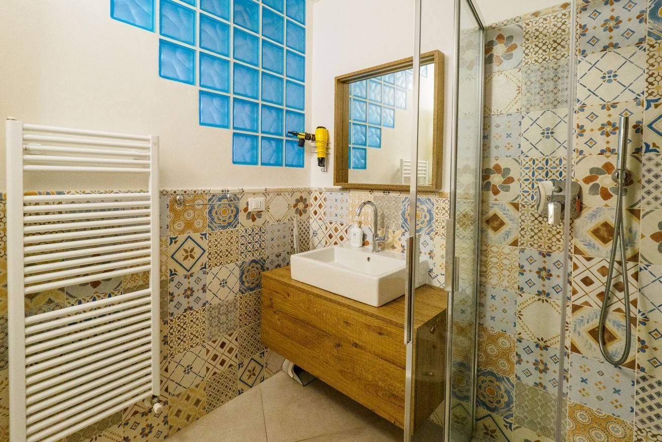 Douche, articles de toilette écologiques, sèche-cheveux, bidet