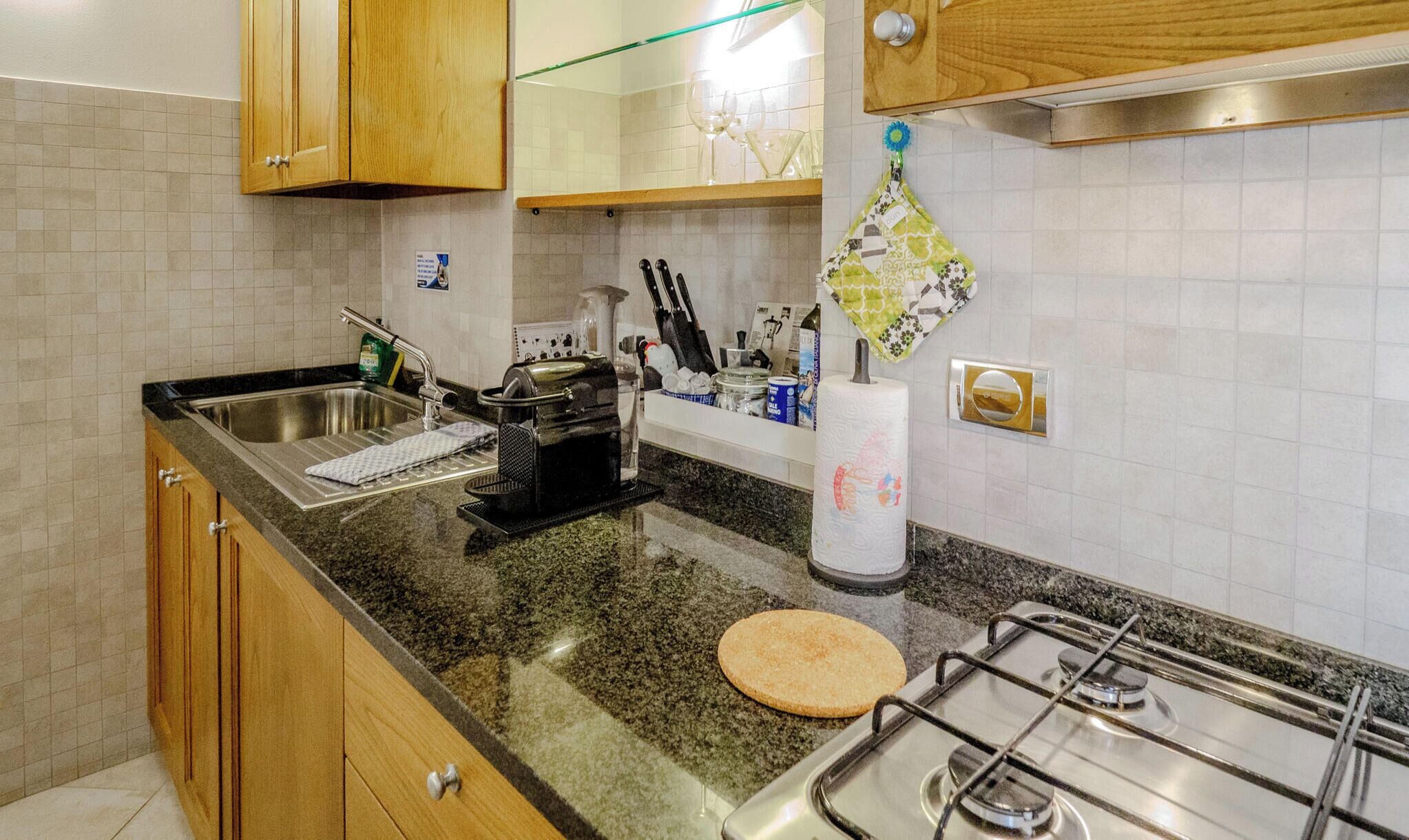 Fridge, stovetop, coffee/tea maker, electric kettle