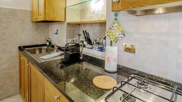 Fridge, stovetop, coffee/tea maker, electric kettle