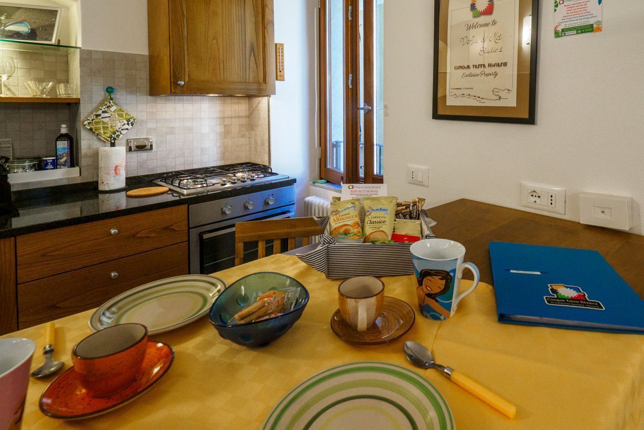 Cafetière/bouilloire, réfrigérateur, plaque de cuisson