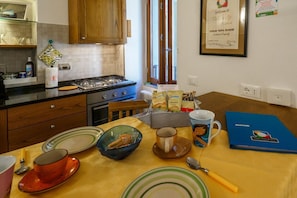 Wasserkocher mit Kaffee-/Teezubehör, Kühlschrank, Herdplatte