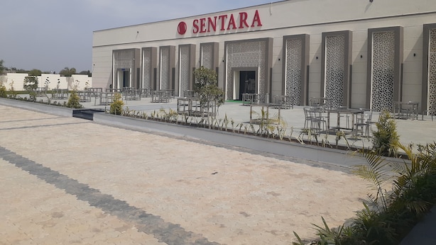 Un edificio con el nombre 'SENTARA' en la fachada, que presenta un estilo arquitectónico moderno con columnas estampadas y techo plano.