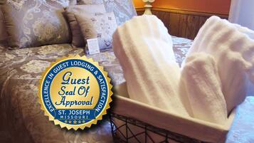 2 bedrooms, desk, iron/ironing board, travel crib