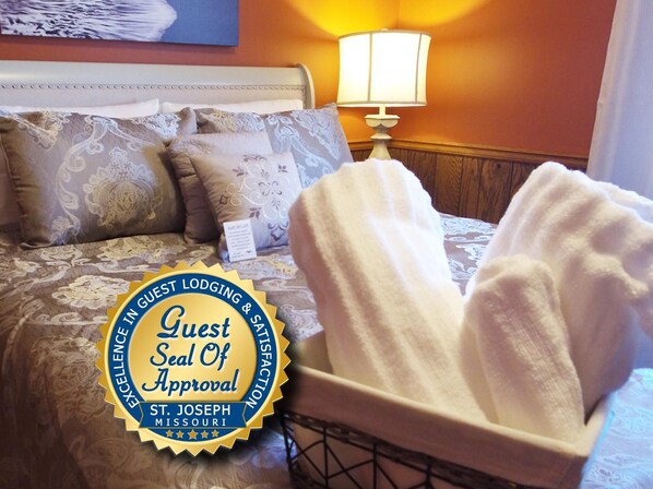 2 chambres, bureau, fer et planche à repasser, lit parapluie