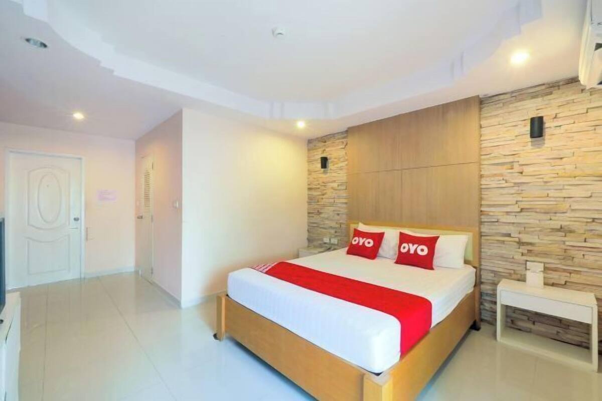 Minibar, WiFi (free), bed sheets