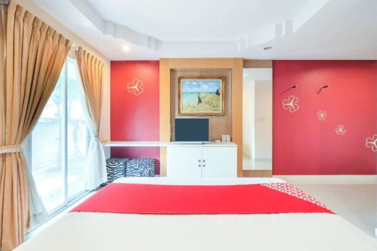 Ein modernes Hotelzimmer mit einem großen Bett, einem Schreibtisch und einem Fernseher.